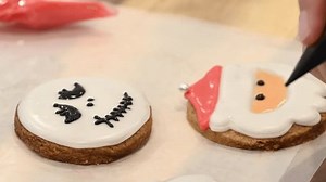 Make Icing Cookies Draw Santa Claus: стоковое видео (без лицензионных платежей), 1103154525 | Shutterstock