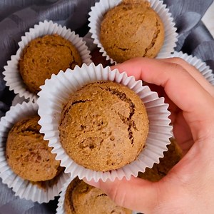 Recipe >> https://kiipfit.com/healthy-gingerbread-muffins-vegan/ Start your day off right with a soft and spicy vegan gingerbread muffin, paired perfectly with a hot cup of coffee or tea. | Kiipfit