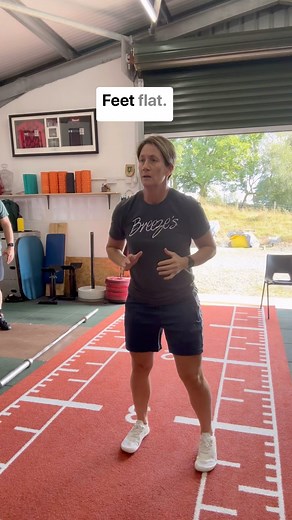 Lifting from a balance position allows you to transfer your forces in the right direction ⚖️ ⬇️⬇️⬇️ • • #teambreezeseminars #liftingtechnique #weightliftingseminar #powerpositioncouk #michaelabreezeweightliftingcoach | Michaela Breeze - Weightlifting Coach