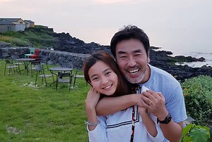Ryu Seung Ryong Shares Sweet Reunion With Onscreen Daughter From "Miracle In Cell No.7" | Soompi