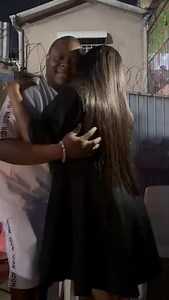 après son retour au Congo, l’actrice Sila Bisalu a rendu visite à son fils artistique Ricelle Molière, qui a récemment perdu sa mère pendant qu’elle était en voyage. | Sabrina Zoom la star de SB