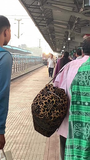 35 reactions | Amaravati Express 18047 ( Howrah Junction to Vasco Da Gama )Classes: 2A,3A,SLService Days: Monday, Tuesday, Thursday, SaturdayStops:43 Duration:39 hrs 35 mins Type:Mail/Express Pantry:no#facebookreels #fbreels #trainarrival #fbpostviral #railwaycontent #reelscreator#reelseditor #viralreels #trendingreels #expresstrain | Jyotiprakash Rout | Facebook