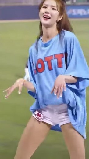 Cute asian cheerleader | good looking | long legs
