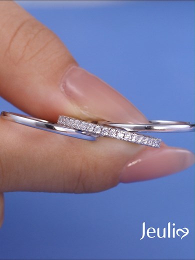 Three interlocking bands paired in twos, a testament to interconnectedness and eternal bonds. Embrace the beauty of unity and the power of lasting connections with every wear. 💍✨ Search item: https://jeulia.io/913rm #jeuliajewelry #jeulia #lovelifeloveme #rings #cocktailrings | Jeulia