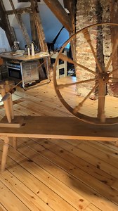 Wir haben zurzeit etwas ganz Besonderes für Euch! Während des Umbaus der Hohen Fabrik könnt Ihr bei uns im 📍 Herrenhaus Cromford in Ratingen die vorindustrielle Spinntechnik in Aktion erleben! 🤩 Viele von Euch kennen von Handwerkermärkten sicherlich das Trittspinnrad. Wir zeigen Euch dagegen eine absolute Rarität, nämlich wie mit dem Handspinnrad ein Faden gesponnen wird. 👋 Trotz der Industrialisierung war das noch weit bis ins 19. Jahrhundert verbreitet. Insbesondere für die Heimarbeit nutzt