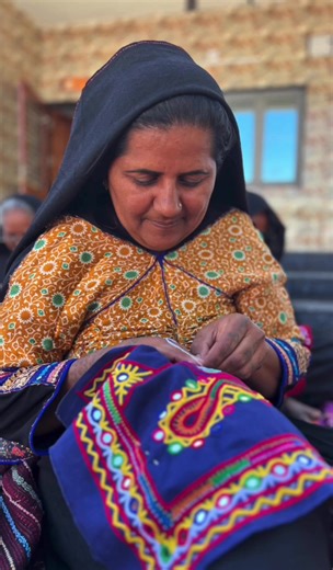 #NamasteFrance MEET THE ARTIST - Laxman Bhima and Pabiben - Rabari Embroidery Bags The Rabari embroidery from the Kutch region of India is done by the Rabari or Banjara community. It is known for its bold and colourful patterns. Pabiben, who was born in a small town in Kutch became famous for her embroideries. A master of her craft she is belives in women empowerment and has been working for the betterment of women artisans. Meet her at #NamasteFrance. 📅6-9th July 📍 La Seine Musicale Visit - f