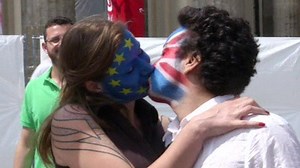 Kissing chain across Europe to show unity with the UK