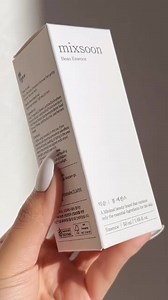 Deeply hydrate and replenish your skin with the radiance-enhancing Bean Essence from MIXSOON. This ultra-nourishing essence is richly infused with extracts from beans, pear, and pomegranate. Beans are high in amino acids and enhance the basic strength of the skin leaving it smooth, supple, and dewy. Natural extracts of pear, barley, and pomegranate provide sufficient moisture and nutrition. The mucilage formula of the essence helps to increase moisture retention skin-deep for plumper, bouncier s