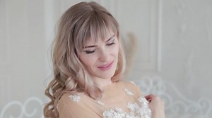 「白い部屋にドレスを着た美しい女性。」の動画素材（ロイヤリティフリー）1071598135 | Shutterstock