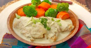 Aprenda a preparar pollo en crema de loroco