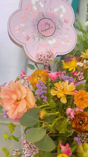 Another cute keepsake box arrangement filled with beautiful ranunculus, butterfly ranunculus, purple status , blooming wax flower mixed with local gorgeous flowers from @bodhifarmsnm ! As always, top of the line foliage for all arrangements 🍃 | Desert Dreams Floral Studio