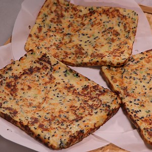 424K views · 3.3K reactions | Chỉ cần 2 quả trứng và một ít rau củ là có ngay món bánh ngon này. Công thức: https://bepxua.vn/cach-lam-banh-trung-rau-cu-doc-la-thom-ngon/ | BepXua | Facebook