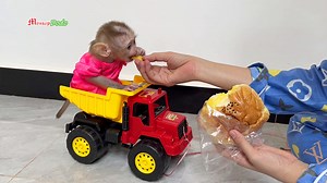 Jenna Sit In Car Orderly Waiting Mom Take Bread For Her Test | Monkey Dodo