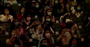 trans G: why, why? ☀️: (like a) kid. [ meaning like an amateur ] L: like this, you call it kid (like)? 🐰: an how would an adult do it? L: how would an adult do it, he asked. G: style of an adult- oh! ⓒisitjunjun #OKGenerationParty OMG!!!! BRIGHT 😳😂🙉🔥🔥🔥 (Adult Version by Vachirawit) | Bright - Fan