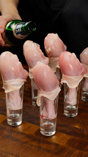 Malé tajemství a kuřecí stehna se vám rozpustí v ústech! Ingredience kuřecí stehna: 6 ks pivo: 200 ml cibule: 1 ks instantní káva : 10 g sójová omáčka : 40 ml med: 40 g česnek : 15 g sůl: 1 g černý pepř: 1 g rýže: 400 g kuřecí vývar: 300 ml smetana na vaření : 200 g sůl: 4 g černý pepř: 2 g ledový salát: 120 g citron: 1 ks Dodatečně mrkev: 1 ks okurky: 1 ks žlutá paprika : 1 ks červená cibule: 1 ks ředkvička : 3 ks cherry rajčata : 100 g jarní cibulka: 10 g jablečný ocet : 10 ml med: 20 g olivov