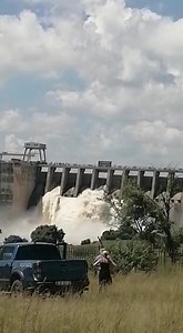 VAALDAM, DRIE SLUISE IS OOP... Daar was teen 13h00 vanmiddag drie sluise van die Vaaldam oop. Daar sal glo teen 16h00 'n besluit geneem word of dit nodig is om nog sluise oop te maak. Hou Overvaal Stereo dop vir meer. °Berig - I. Streicher Video - verskaf. | Nuusblad