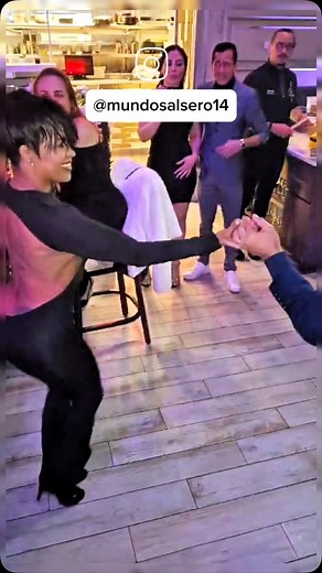 208K views · 5.6K reactions | Buenos días feliz vienes para todos aquí la reina del swing @amandaestilo bendiciones manita ✍️✍️✍️✍️✍️✍️滛慎慎慎✍️ estilo elegancia bailes delicado bonito sin maltratar al la mujer manda es grande wow | Negro de la Cruz | Facebook