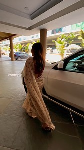 28K views · 152 reactions | arrre but pose kahaan karein? sargun mehta werks the lenses as she pops out in andheri | Voompla | Facebook
