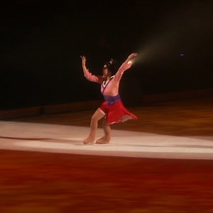 🗡️✨ Mach deine Vorfahren stolz. Alles was es braucht ist ein großer Traum und eine glückliche Grille. 💪🏮 #DisneyOnIce #Mulan #Disney | Disney On Ice