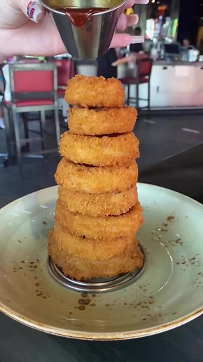 Les presento nuestra Onion Ring Tower... Una torre de saborrrrrr 😋 | Hard Rock Cafe Ponce