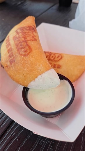 Venezuelan fried food hits every craving — crispy empanadas, cheesy tequeños, flaky pastelitos… each bite packed with sabor y corazón 🇻🇪🔥 ATX Latin Food in Austin serves it all — made with halal meats, love, and flavor that feels like home. And the best part? Super affordable 🙌✨ #ATXLatinFood #ComidaVenezolana #Empanadas #Tequeños #Pastelitos #HalalEats #LatinFoodie #AustinEats #atx #austin #food #farandulatexas | Farandula Texas