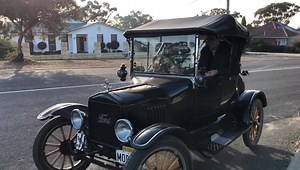 1917 model T Ford. Made in Canada. Lives in Gnowangerup. Part of Dick Garnett’s collection of vintage machines and Gianni’s new favourite thing 😍 | ABC Great Southern