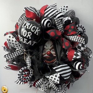Too creepy for your front door? 🎈🤡 | Craft Outlet