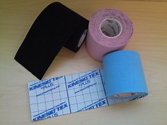 親指の突き指のためのキネシオテーピング