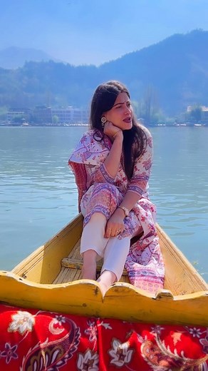 Ye hasi wadiya @smritianand23 #dallake #kashmirdairies #kashmirlovers #shrinagar #dallakesrinagar #wadiya #smritianand23 | Smritianand