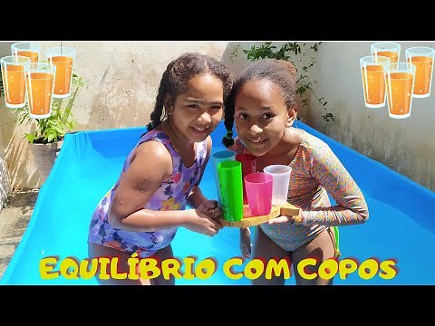 Desafio do equilíbrio com copos na piscina...