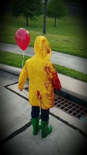 Pennywise it 2017 Georgie with bitten off arm