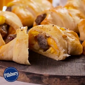 All your breakfast favs rolled into one! RECIPE: http://bit.ly/2j2cnxM | Pillsbury