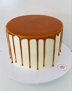 The perfect drip  | Miss Naked Cakes | Facebook