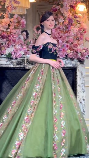 Disney Wedding Dress Collection 9th 映画「アナと雪の女王」にインスパイアされたドレス❄️ 可愛すぎませんか🤍 👗 by... @kuraudia.weddingdress 様 #一度きりの人生一度は魔法にかけられて #花嫁 #卒花嫁 #結婚 #結婚式 #試着レポ #カラードレス試着 #ドレス試着 #ドレス試着レポ #ドレス選び #カラードレス #disney #disneyprincess #disneyweddingdresscollection #wedding #weddingdress #colordress #disneydress #ディズニー #ディズニードレス #ディズニーウェディングドレスコレクション #ディズニーウェディングドレスコレクション9th #ディズニードレスコレクション #ディズニープリンセス #アナ #ディズニープリンセスドレス #アナと雪の女王 #アナ雪 #エルサ | DRESSY（ドレシー）by プラコレ 憧れのウェディングドレスを花嫁さまに