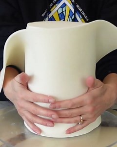 Making a wafer paper ruffle cake is this easy! | MetDaan Cakes