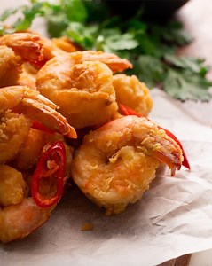 Mama Noi makes the crispiest Thai garlic prawns!😂 | Marion Cooks Asian Food Classics