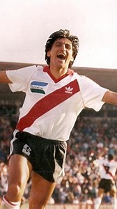 EL DÍA QUE RAMÓN LOS VACUNÓ X2 El 13 de febrero de 1993 en Mar del Plata, #River le ganó al clásico rival por 2 a 1 en el marco de la ya extinta Copa Revancha. Ramón Díaz marcó dos golazos para que el #Millonario se quede con la victoria y termine con una racha sin ganarles. #RiverPlate #RamónDíaz #Millonario | Amigo Mi$ho