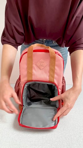 Découvre ce super sac à dos imperméable pour enfants ! 🎒 Avec une poche glacière, beaucoup d'espace de rangement et une étiquette de passage pour qu'il puisse être réutilisé pendant des années ♻️ https://www.hema.com/fr-be/enfant/vetements-enfant/accessoires-enfant/sac-a-dos-impermeable-enfant---rose-33200023.html | HEMA