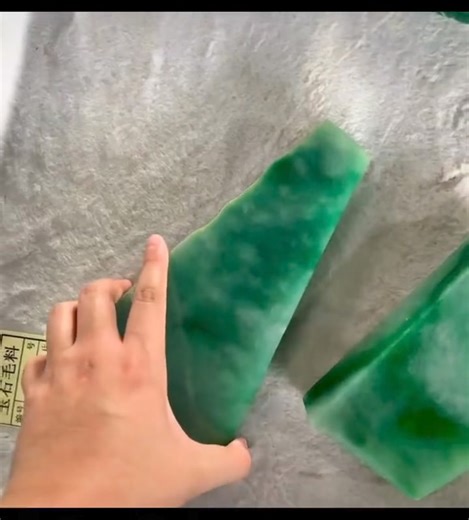 Raw jadeite stone material for full green jadeite bangles | Myanmar jadeite jade pendant