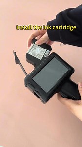 47K views · 353 reactions | Le marqueur à jet d’encre portable est conçu pour un marquage net et durable. Il imprime vos logos, dates, codes QR et textes sur toutes surfaces : métal, bois, carton, tissu ou plastique. Fiable, précis et sans fil, c’est l’outil idéal pour les artisans et les entreprises. Livraison expédition partout en Afrique maisonriza.com | Maison riza | Facebook