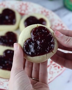 Heart shaped cookies are always a favorite! 💖 | MetDaan Cakes