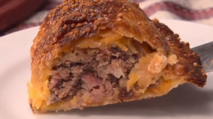 Cómo preparar un pastel de carne distinto: se amasa el relleno y no la masa