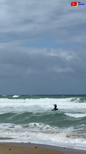 Montalivet / Gironde. Kitesurfing sur la plage naturiste du CHM Monta. Le bon vent permet aux kitesurfers de bien s'amuser dans les vagues de l'Océan Atlantique. Quand la météo est un peu capricieuse, c'est absolument l'idéal pour pratiquer le kitesurf à Montalivet-les-Bains. A l'entrée de la plage naturiste, il n'y a pas de baigneurs et de forts courants marins. __________________________ Kitesurfing on the CHM Monta naturist beach. The wind allows kitesurfers to have fun in the waves of the At