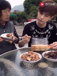 帅气的孙子没有女朋友，被霸气的奶奶各种嫌弃，看一遍笑一遍 | Benjamin Lim