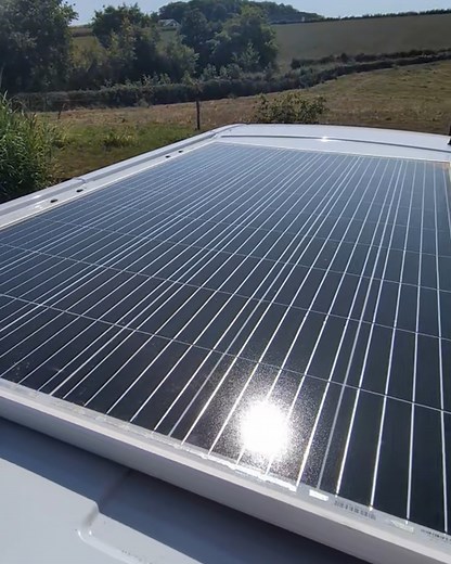 ⚡️ Autonomie Garantie : Installation Parfaite d'un Panneau Solaire sur Renault Trafic Pour celles et ceux qui vivent ou voyagent en van, l'électricité, c'est le nerf de la guerre. Aujourd'hui, je vous emmène avec moi pour l'installation d'un panneau solaire sur un Renault Trafic. 🚀 L'objectif ? Charger frigo, lumières et gadgets sans jamais être à court de jus, même par temps gris ! 🔧 Matériel clé dans cette vidéo : Panneau Solaire : Victron 305W Régulateur : Victron MPPT 100/30 Mastic/Colle :