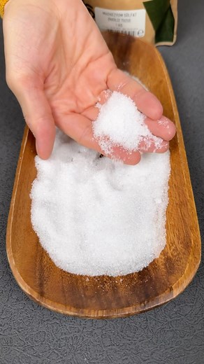 Epsom tuzu (magnezyum sülfat) kuşlara verilir mi? İngiliz tuzu olarak da bilinen magnezyum sülfat evcil kuşlar için faydalı ancak doğru ölçülerde vermek gerekir. Epsom tuzu ile ilgili şimdilik kısa video hazırladık yakın zamanda uzun videomuz youtube kanalımızda paylaşacağız. #epsom #epsomtuzu #magnezyum #kuş #evcil #ingiliztuzu #sağlık #tuz # papağan #veteriner #pet | Ev Kuşları