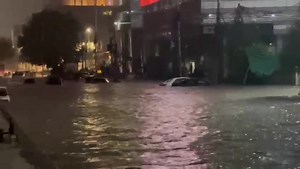 749K views · 15K reactions |  بریکنگ نیوز: شدید موسلادھار بارش کے بعد شاہراہ فیصل اربن فلڈنگ کی زد میں!! گاڑیاں زیر آب آگئی۔ ⚠️ | Karachi Weather Updates شہر قائد کا موسم | Facebook