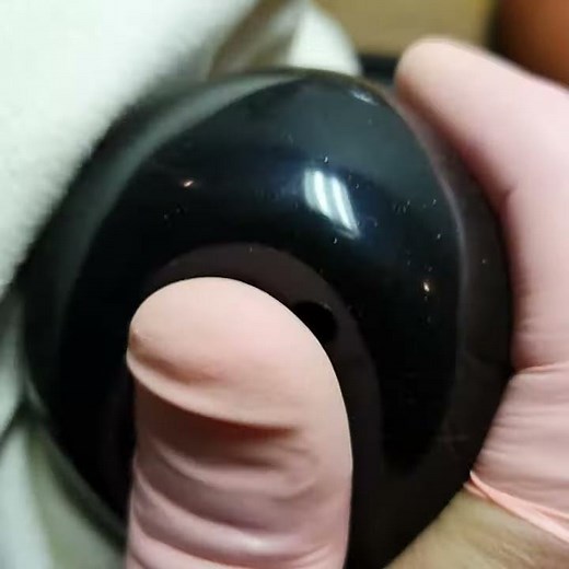 ouverture de boitier de montre à fond vissé grâce à une balle en plastique adhérente