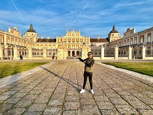 #Travel | Descubre la magia medieval de Chinchón en Madrid. Sus calles empedradas, Plaza Mayor y castillo te transportarán en el tiempo y a solo 60 km, Aranjuez te espera con su Palacio Real y jardines. ¡Prepárate para un viaje inolvidable! 🏰🌳 #Chinchón #Aranjuez #Madrid | Zona Joven Colombia