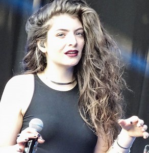 MEOW… Pop Singer Lorde Naked Leaked Photos